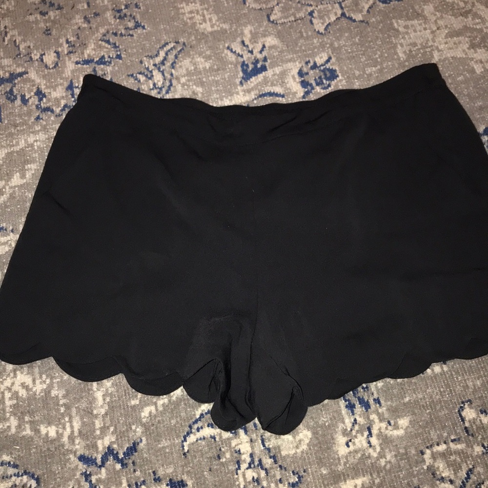Boutique scallop hem shorts